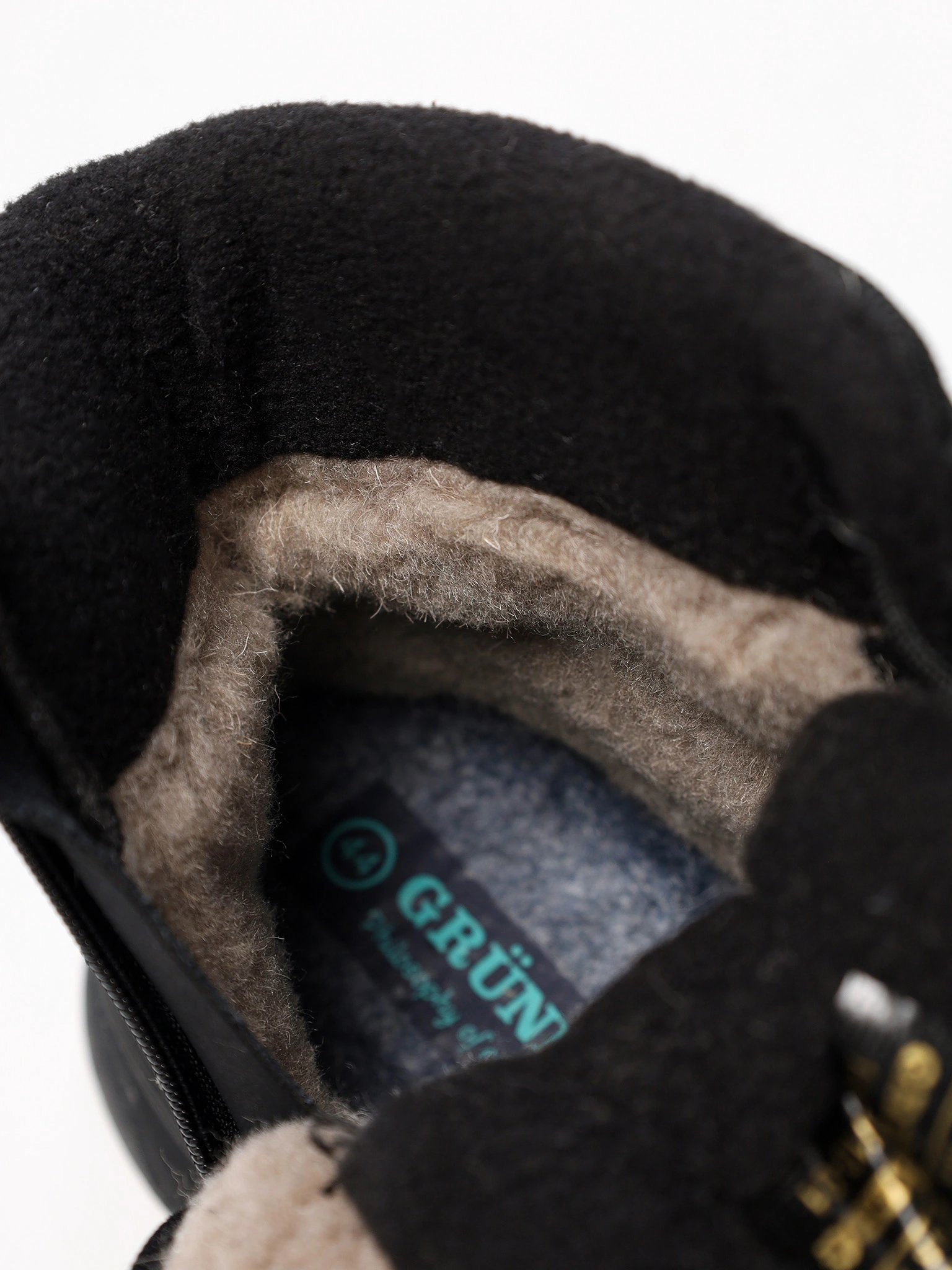 Ботинки черного цвета на средней рельефной подошве